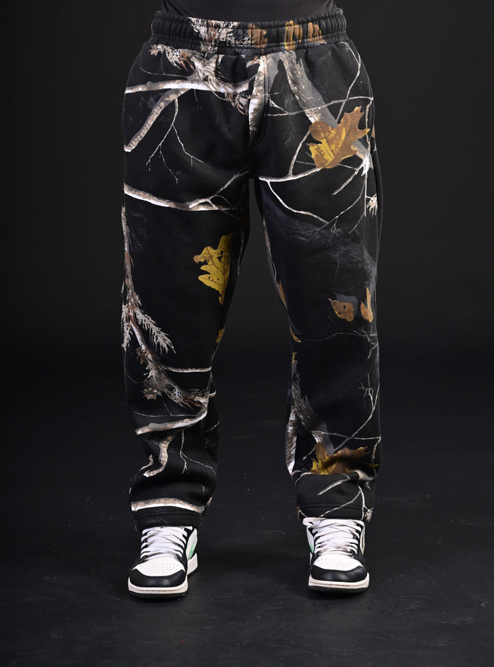 Men wearing relaxed dark jogger pants Pakistan